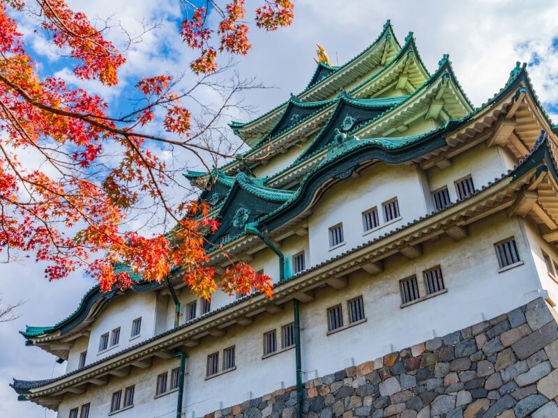 名古屋城と紅葉した樹木